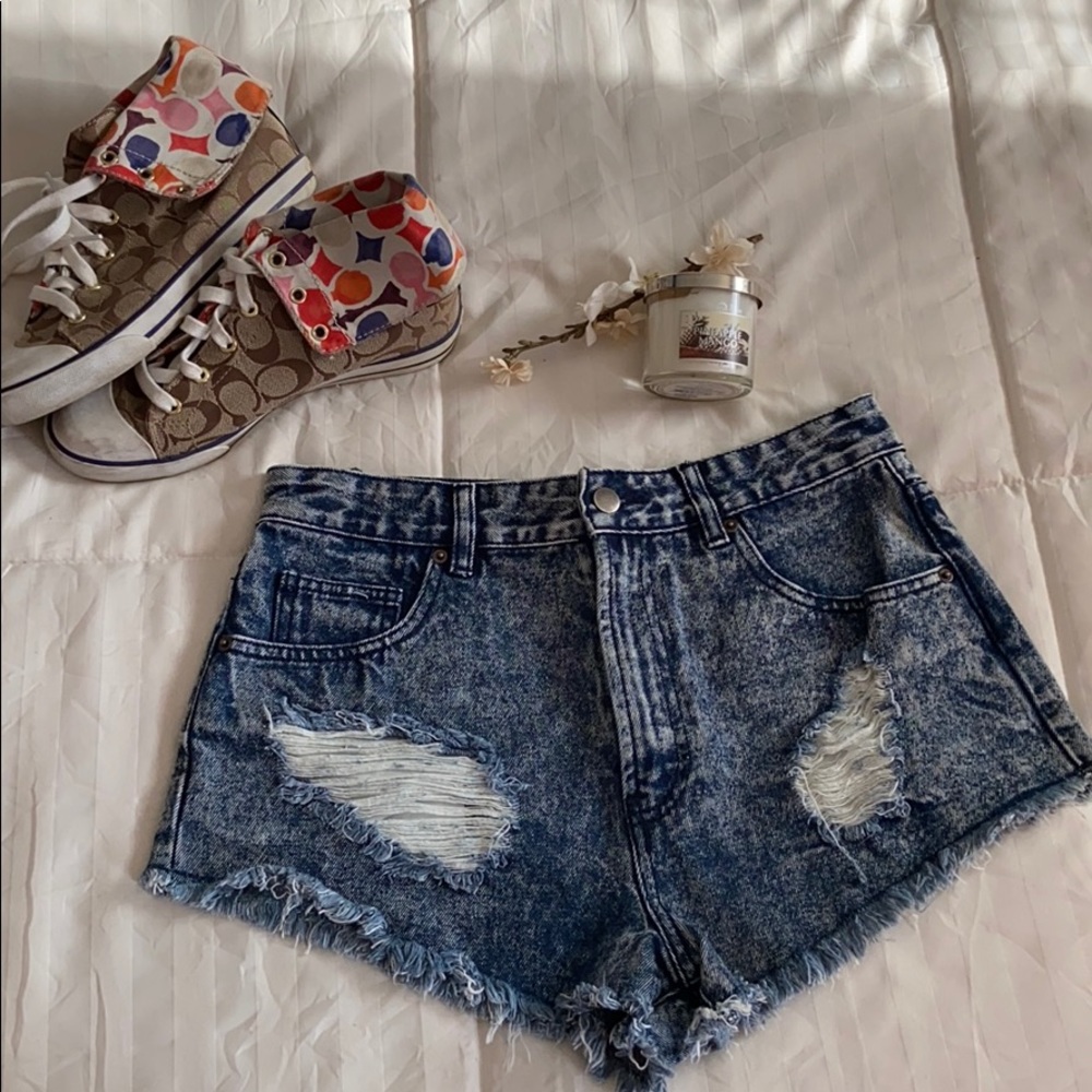 NWOT distressed fringe high waist Jean Shorts - Picture 2 of 4